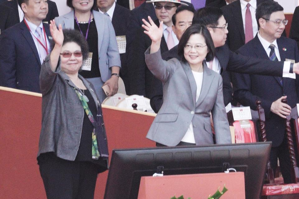 總統蔡英文與總統府秘書長陳菊向大眾揮手致意。   圖：張良一/攝（資料照片）