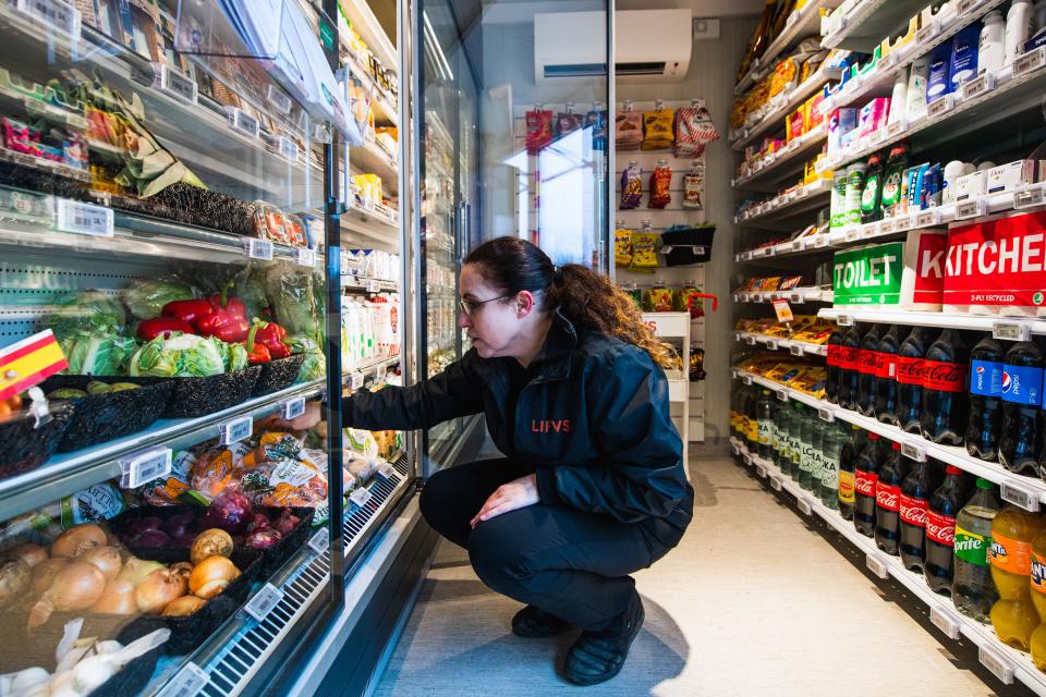 Algunos consumidores destianna hasta dos horas de su tiempo para comprar lo que necesitan. (Photo by Jonathan NACKSTRAND / AFP) (Photo by JONATHAN NACKSTRAND/AFP via Getty Images)