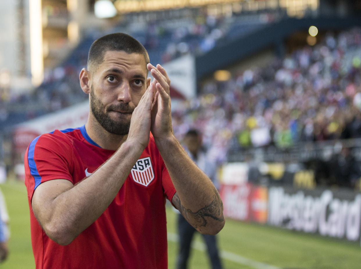 Clint Dempsey aplaude a la afición durante la Copa América Centenario. | Foto: Getty