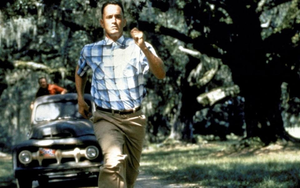 "Das Leben ist wie eine Schachtel Pralinen, man weiß nie was man bekommt", philosophierte Hanks 1994 als liebenswerter Tollpatsch in "Forrest Gump". Für die Paraderolle gab's einen zweiten Oscar für den Ausnahmeschauspieler. (Bild: Paramount Pictures)