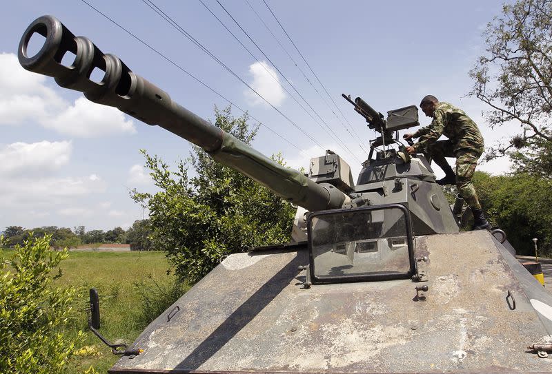 Foto de archivo. Un soldado sube a un tanque blindado que vigila una carretera cerca al municipio de Caloto, en el departamento del Cauca