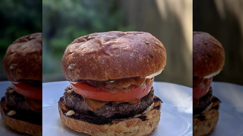 burger with tomato
