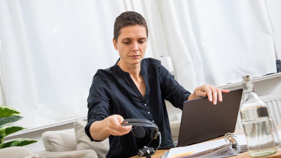 Leistung zeigen: Die Arbeit im Homeoffice kann Beschäftigte unter Druck setzen, sich ständig beweisen zu müssen.