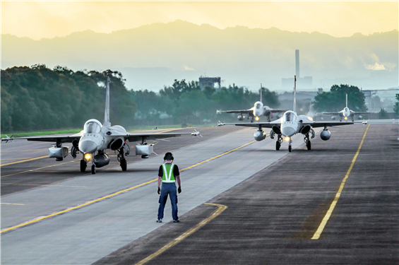 空軍第427戰術戰鬥機聯隊全隊官兵士氣高昂，加強各項整備，期待在活動當天，把最堅實的戰力展現在國人面前。（空軍第427聯隊提供）