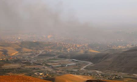 A general view shows the town of Sinjar as smoke rises from what activists said were U.S.-led air strikes December 22, 2014. REUTERS/Stringer