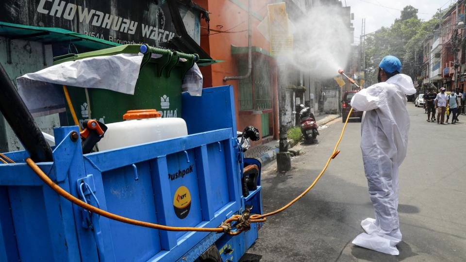 Ein Mitarbeiter der Stadt desinfiziert in Kolkata eine Straße. Ein strikter Lockdown hatte die wirtschaftlichen Aktivitäten in Indien zwischenzeitlich nahezu zum Erliegen gebracht.