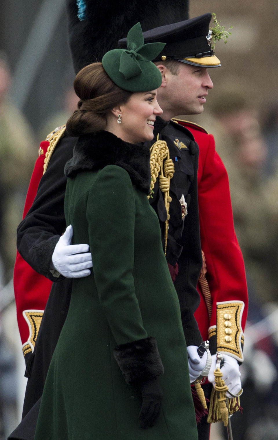 Prinz William strich Herzogin Kate bei einem offiziellen Termin über den Rücken. (Bild: AP Photo/KGC-178/STAR MAX/IPx)