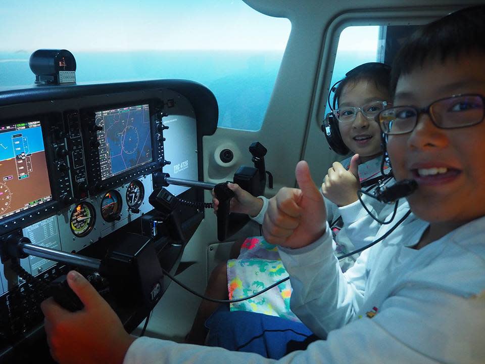 Children trying out the Cessna 172 simulator (Photo from SG Aviation Training)