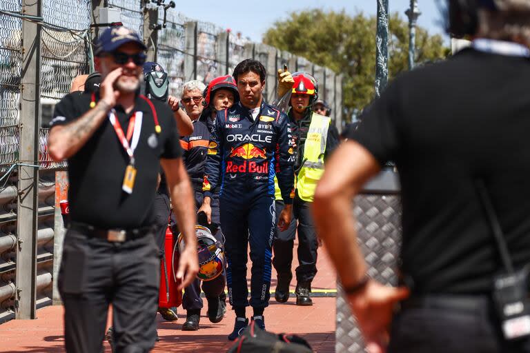 El mexicano Sergio Checo Pérez, de regreso al garaje tras el accidente en el Gran Premio de Mónaco: la visita al Principado resultó frustrante para el piloto de Red Bull Racing