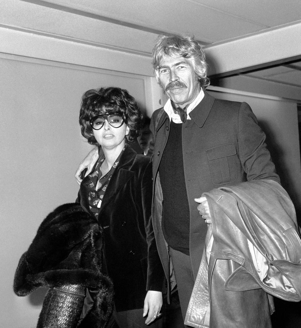 Celebrities at the Airport in the 1970s: The Photos