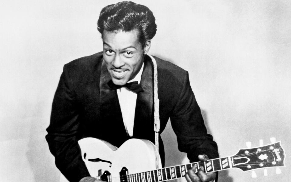 Er war der vielleicht beste Instrumentalist unter den Rock'n'Roll-Pionieren und wird heute als einer der größten Gitarristen aller Zeiten verehrt: Chuck Berry mischte die 50-er mit Hits wie "Maybelline", "Roll Over Beethoven", "Johnny B. Goode" oder "Sweet Little Sixteen" auf und erfand den "Duck Walk", der später unter anderem von Angus Young adaptiert wurde. (Bild: Michael Ochs Archives/Getty Images)