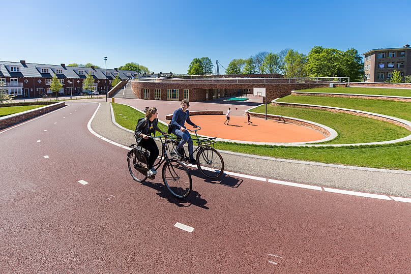 Cyclists and runners at Dafne Schippersbrug.