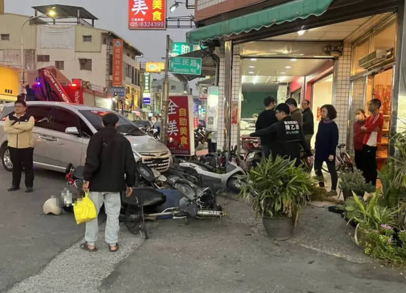 ▲雲林虎尾鎮今（4）日傍晚傳出嚴重車禍，休旅車暴衝撞3人，6旬男傷重不治。（圖／翻攝畫面）