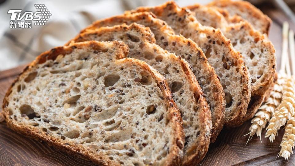 相較於白吐司，高纖維的雜糧麵包更適合當成早餐。（示意圖／shutterstock 達志影像）