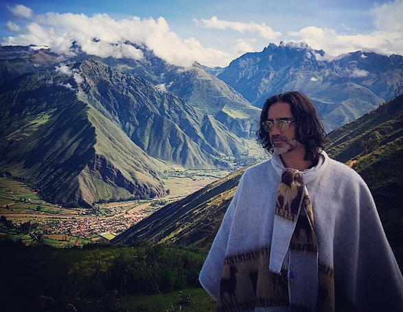 Esta foto es hermosa, con las montañas de Perú a sus espaldas Alejandro Fernández quiso compartir la paz que le dan sus viajes y orgullosamente portó un poncho tradicional en los Andes. No vayan a pensar que el muchacho es un hippie. 