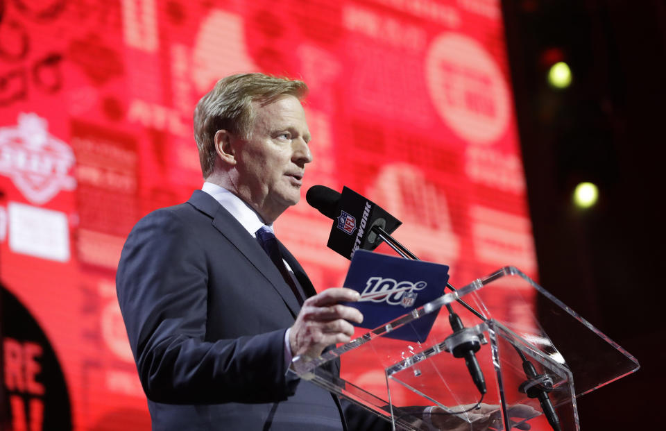 While Roger Goodell may have been out of line with his gag order, Monday's anonymous complaints aren't a great look either. (AP Photo/Mark Humphrey)