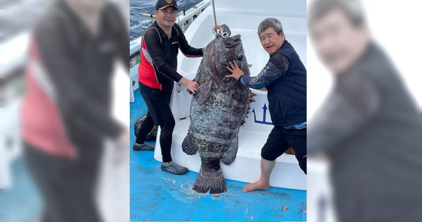 釣友日前在龜山島外海釣到一尾150斤重的超大七帶石斑，回港後賣了6萬餘元，笑稱好像中樂透。（圖／成福洋海釣船莊船長提供）