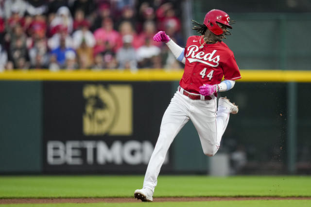 Reds push winning streak to 10 with an 8-6 victory over the