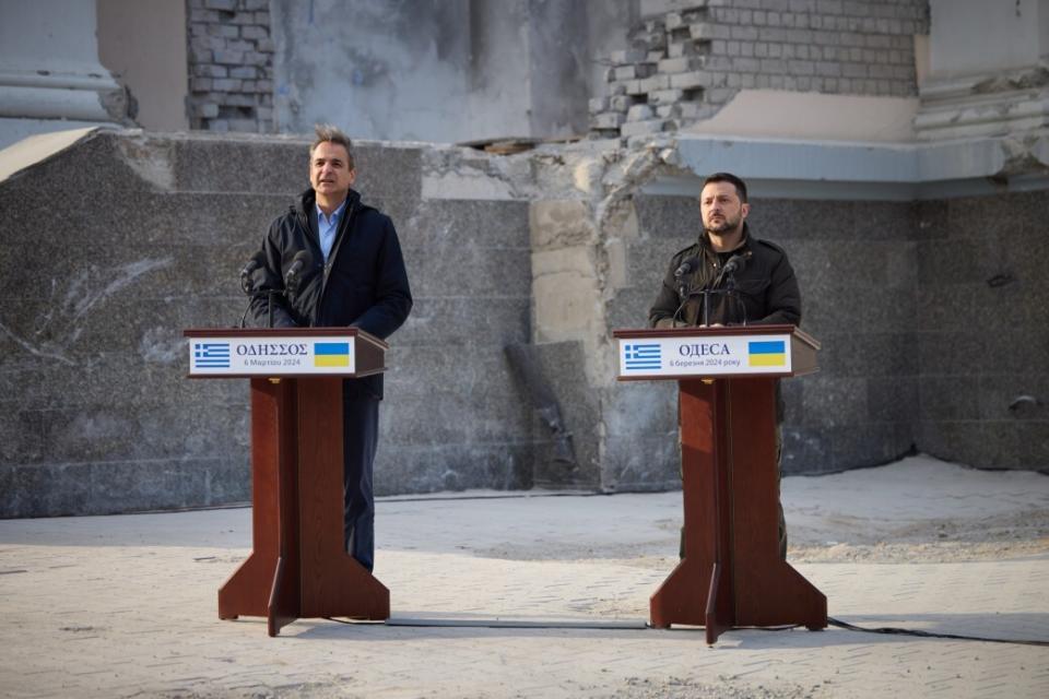 烏克蘭總統澤倫斯基(Volodymyr Zelensky)與來訪的希臘總理米佐塔基斯(Kyriakos Mitsotakis)6日在敖德薩舉行聯合記者會。 (圖:烏克蘭總統府)