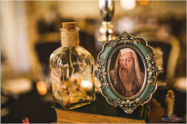 Fantásticos decorados. Desde el elixir Felix Felicis que bebe Harry para tener suerte, hasta los retratos de Dumbledore, búhos y libros, hicieron que la ambientación fuera fantástica. Foto: kellyclarke.co.uk/