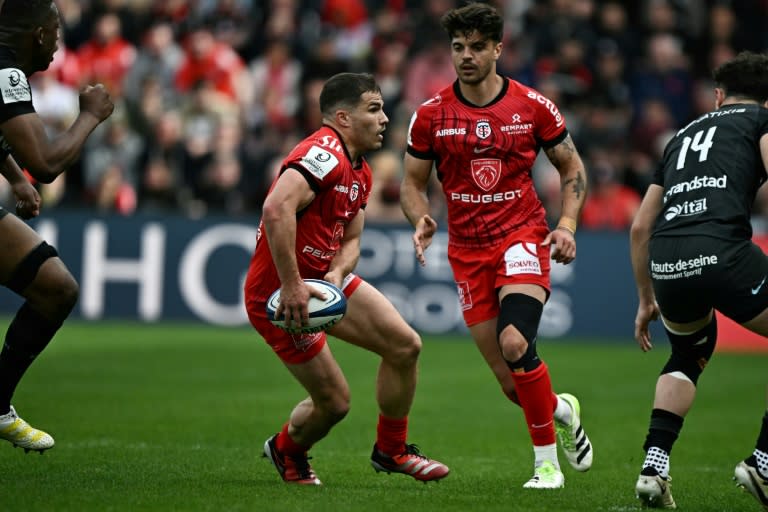 Antoine Dupont (L) and Romain Ntamack were partnered at half-back for the first time in eight months as <a class="link " href="https://sports.yahoo.com/soccer/teams/toulouse/" data-i13n="sec:content-canvas;subsec:anchor_text;elm:context_link" data-ylk="slk:Toulouse;sec:content-canvas;subsec:anchor_text;elm:context_link;itc:0">Toulouse</a> hammered Racing 92 31-7 in the Champions Cup last 16 (Lionel BONAVENTURE)