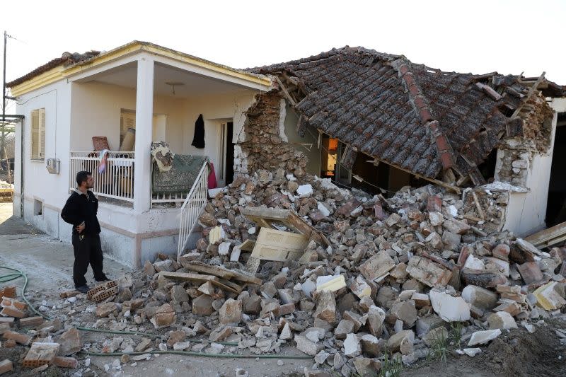 ▲希臘當地時間3日中午，發生芮氏規模6.3級的強烈地震，造成部分建築物倒塌。（圖／美聯社／達志影像）