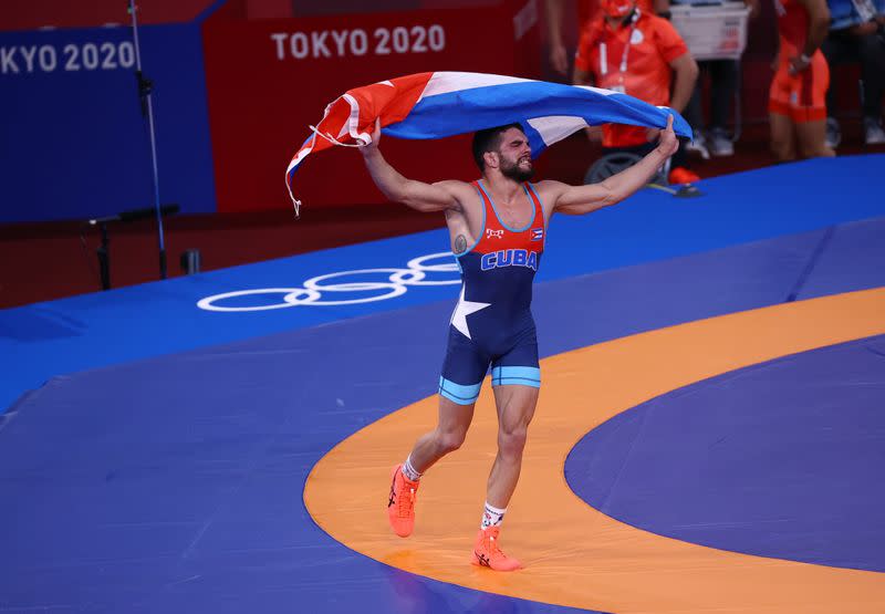 Foto del lunes del cubano Luis Alberto Orta Sanchez celebrando tras ganar la medalla de oro en lucha grecorromana 60 kilos