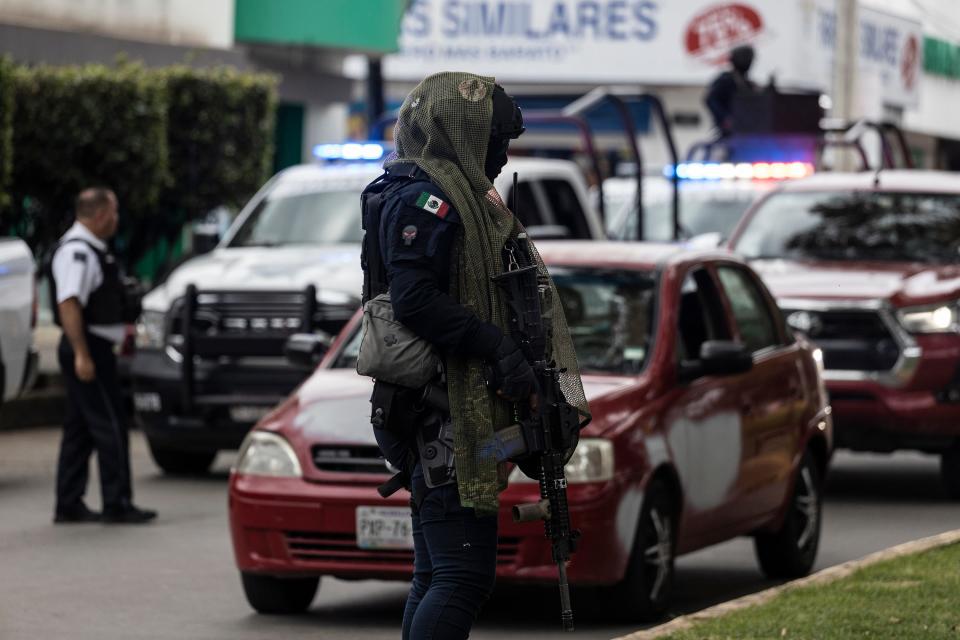 The Special Operations Unit from the Michoacán Police carry out an operation in Uruapan on suspicion of a bomb left in the parking lot of a pharmacy. August 2023.