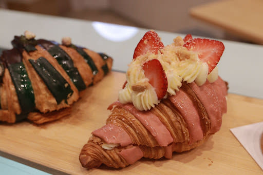 alice boulangerie - strawberry croissant