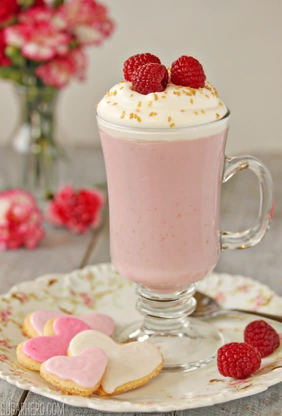 Si vous n’êtes pas un grand fan de chocolat au lait ou de chocolat noir, ce chocolat blanc à la framboise saura ravir vos papilles.