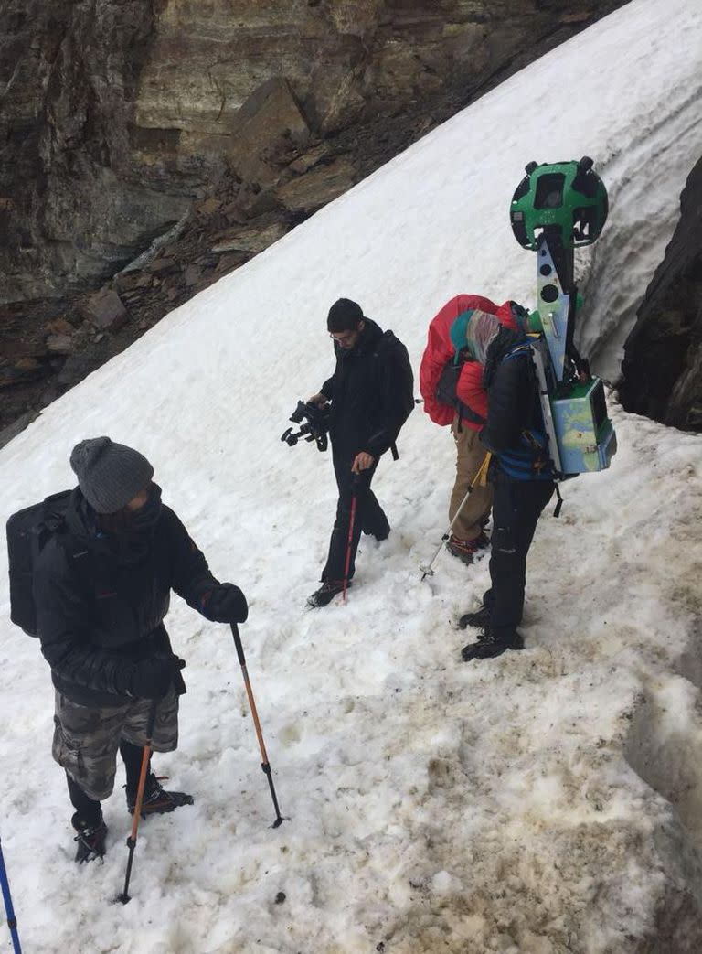 Para mapear los glaciares y la Península Mitre los realizadores cargaron en sus espaldas la Google Trekker, una cámara de 15 lentes que registra en 360° en alta calidad