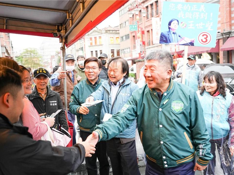 選戰進入最後衝刺，民進黨台北市二選區立法委員候選人王世堅今(3)日下午合體民進黨總統候選人賴清德台北市競選總部主委陳時中、民進黨台北市黨部主委張茂楠，一同前往大同區迪化街掃街拜票。（黃敬文攝）