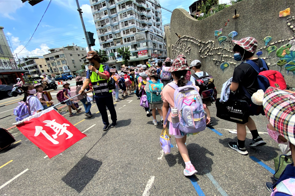 中市大里區大元國小經由導護老師與志工引導學生放學情形