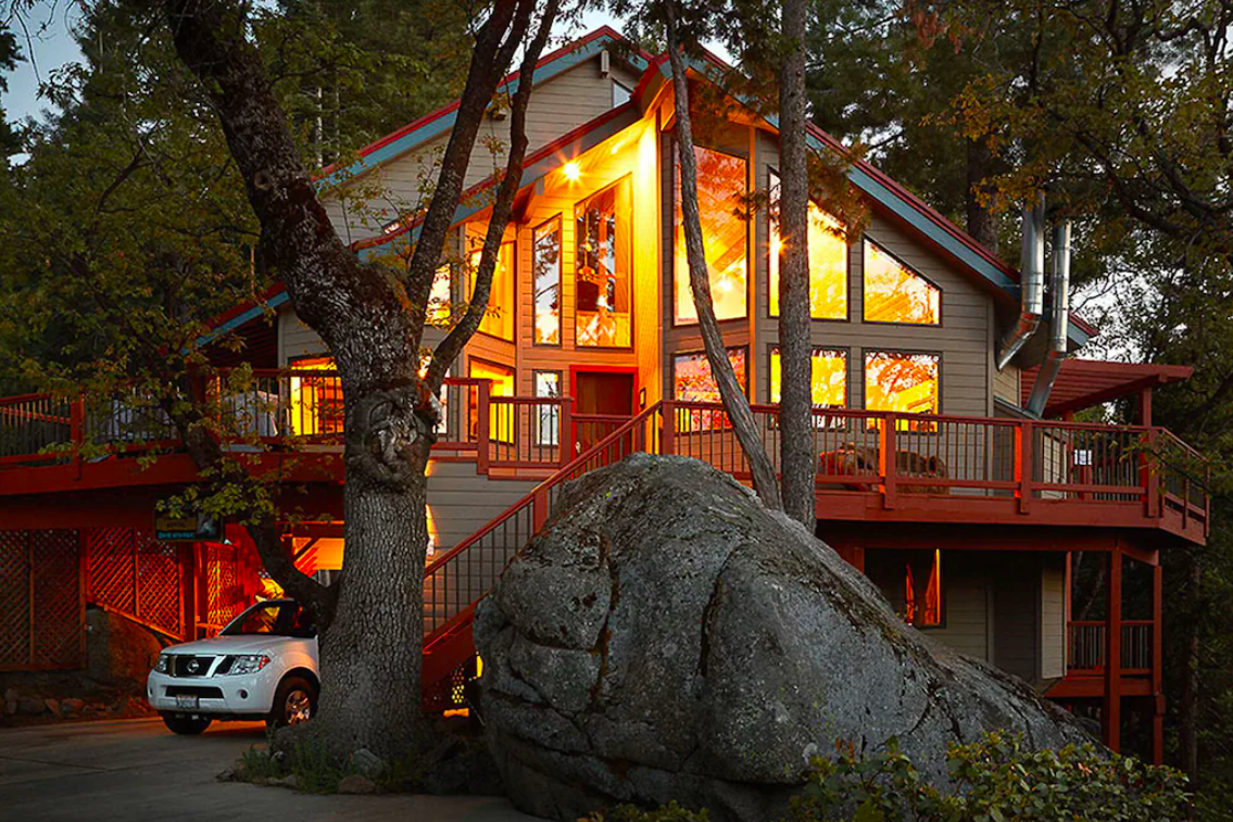 Aspen Room at Yosemite Peregrine Lodge