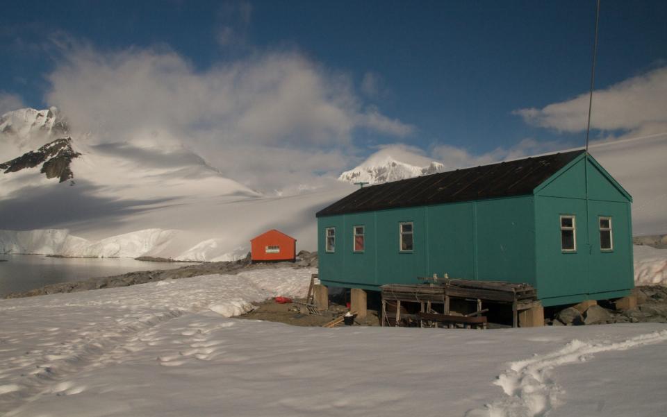 La cabaña Damoy sirvió como sala de espera para los investigadores antárticos hasta que el clima se aclaró lo suficiente como para explorar