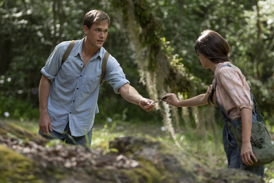 En esta imagen proporcionada por Sony Pictures Taylor John Smith, izquierda, y Daisy Edgar-Jones en una escena de "Where the Crawdads Sing". (Michele K. Short/Sony Pictures vía AP)