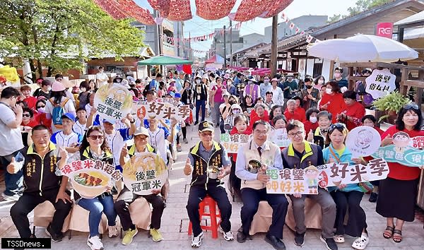 南市長黃偉哲、農業局副局長陳仲杰、後壁區長陳玉惠及後壁區農會理事長蕭麗姿及總幹事林怡歆、後壁商圈理事長吳翊榛等出席好米季活動。（記者李嘉祥攝）