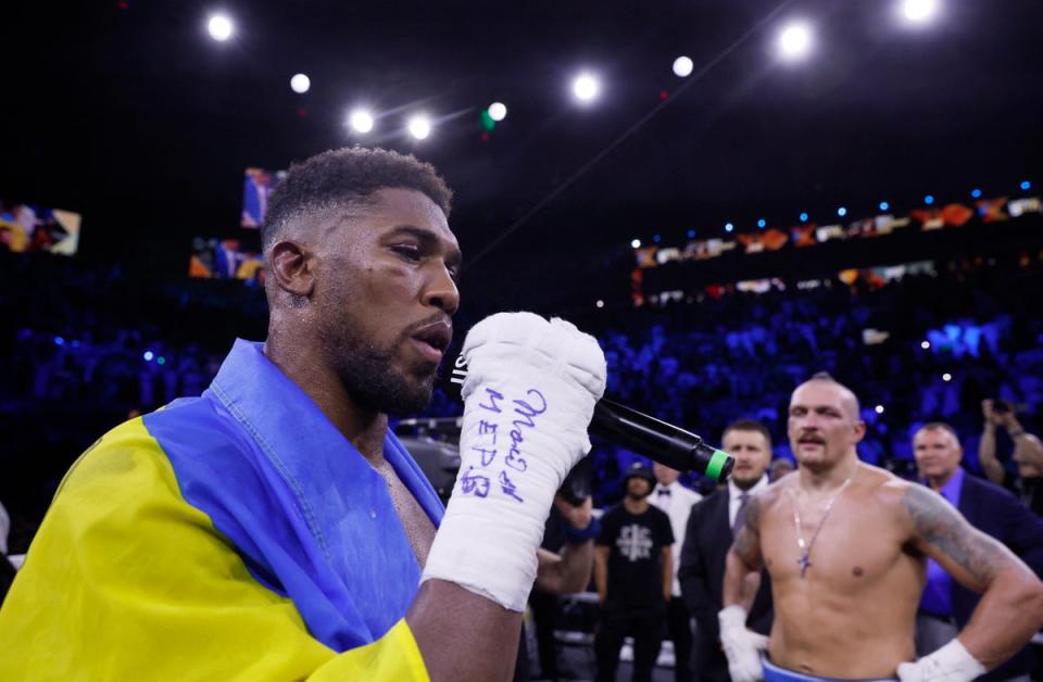 Joshua tomó el micrófono después de la pelea y pronunció un extraño discurso (Action Images vía Reuters)