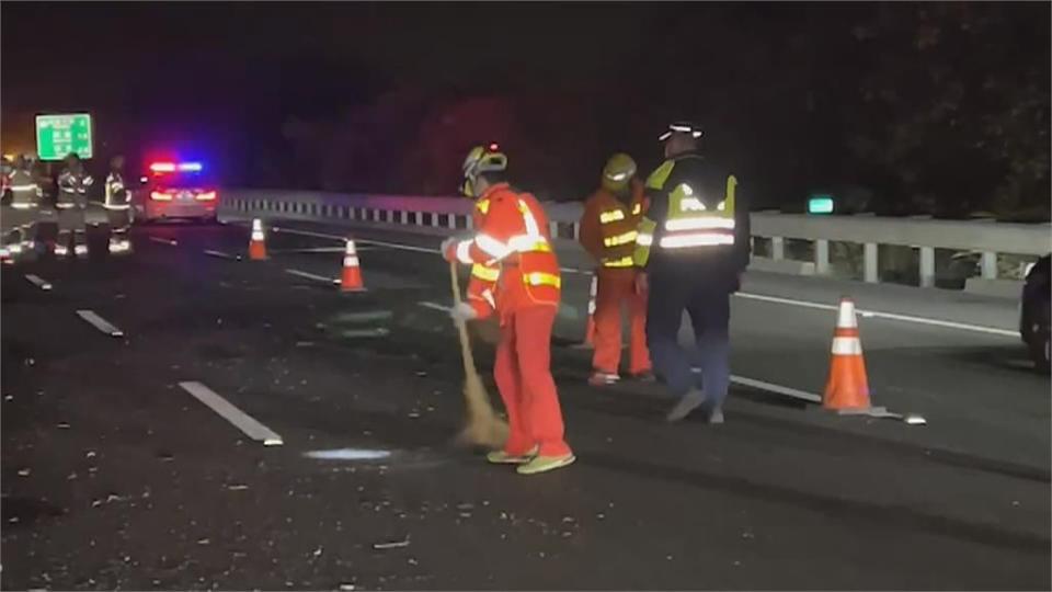 銀色轎車噴飛「外車道至內側道」　再被二次撞擊！車上4人動彈不得