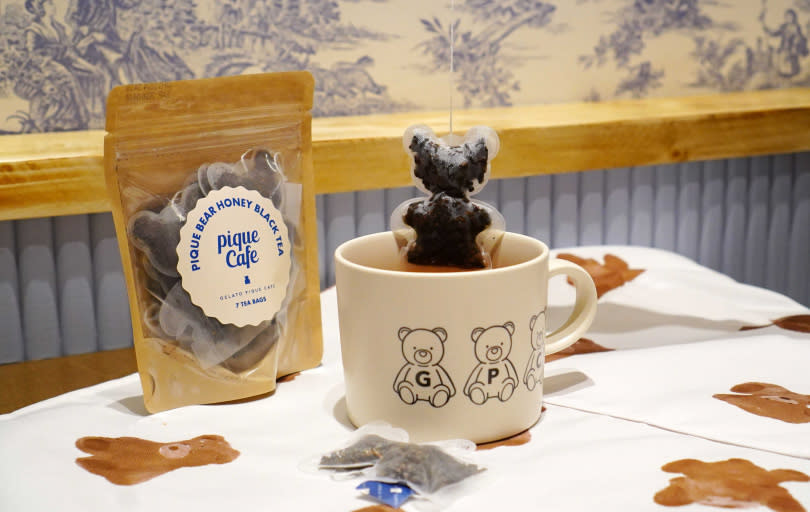 若點選使用台灣茶的「蜜香紅茶」或「紅烏龍茶」，還會搭配日本直送的熊店長造型茶包。（兩款茶120元／杯，立體茶包280元／1袋7入，圖／魏妤靜攝）