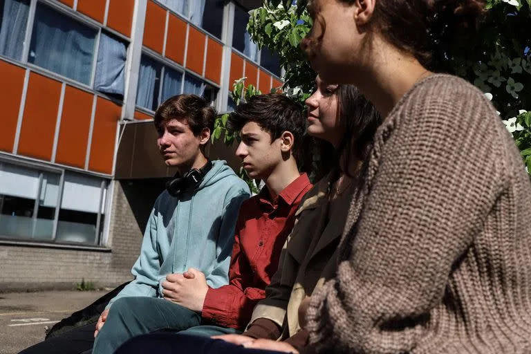 Jóvenes ucranianos desplazados se sientan durante una entrevista con la AFP en la escuela Katholiek Onderwijs Vilvoorde (KOV) TechnOV en Vilvoorde, Bélgica, el 25 de mayo de 2022. 