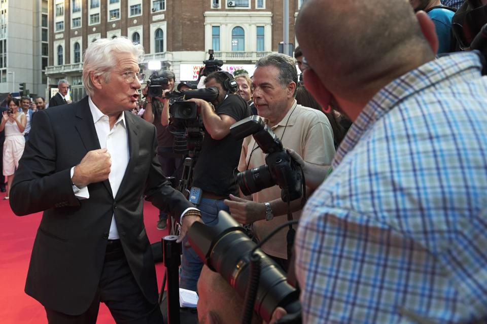 Das Haar ist längst schlohweiß, doch Richard Gere sieht auch mit 71 Jahren immer noch kampfeslustig aus. (Bild: Carlos Alvarez/Getty Images)