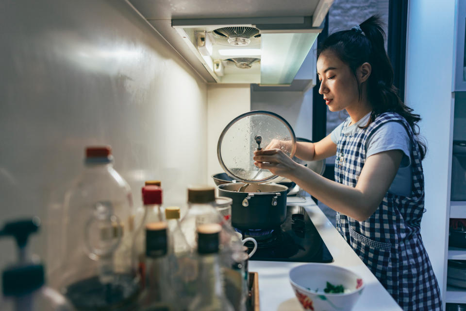 夏天煮飯降溫秘訣：搭配透氣、輕便、淺色的衣物（示意圖/Getty Image）