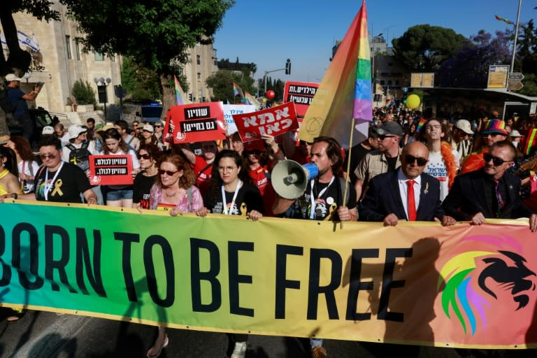 La marcha en Jerusalén el 30 de mayo de 2024 durante el Desfile anual del Orgullo y en solidaridad con los israelíes mantenidos como rehenes por militantes palestinos de Hamas en la Franja de Gaza desde los ataques del 7 de octubre de 2023 (Menahem Kahana)