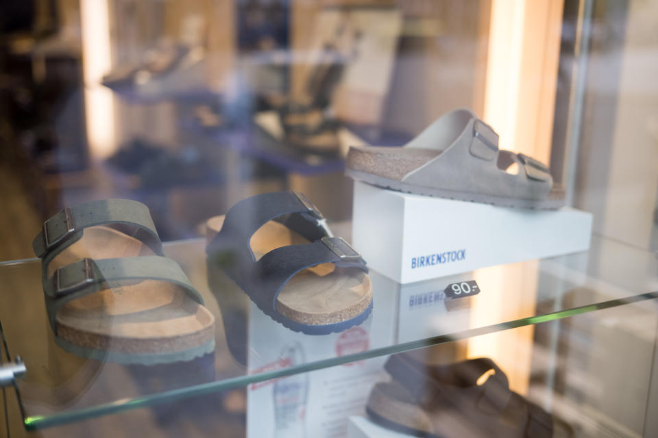 13 septembre 2023, Berlin : les modèles Birkenstock se trouvent dans un magasin de détail du fabricant de chaussures.  Le fabricant traditionnel de sandales Birkenstock entre en bourse aux États-Unis.  Photo : Sebastian Christoph Gollnow/dpa (Photo de Sebastian Gollnow/photo alliance via Getty Images)