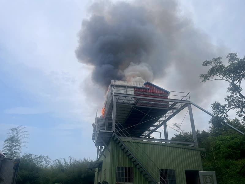 新竹地區31日上午降下雷雨，新竹縣寶山鄉峰城路一處鐵皮臨時屋，疑因遭雷擊中發生火警，鐵皮屋承租人表示，鴿舍裡面飼養30多隻賽鴿，原預定4月要比賽，如今因火警而無法參賽。（中央社／民眾提供）
