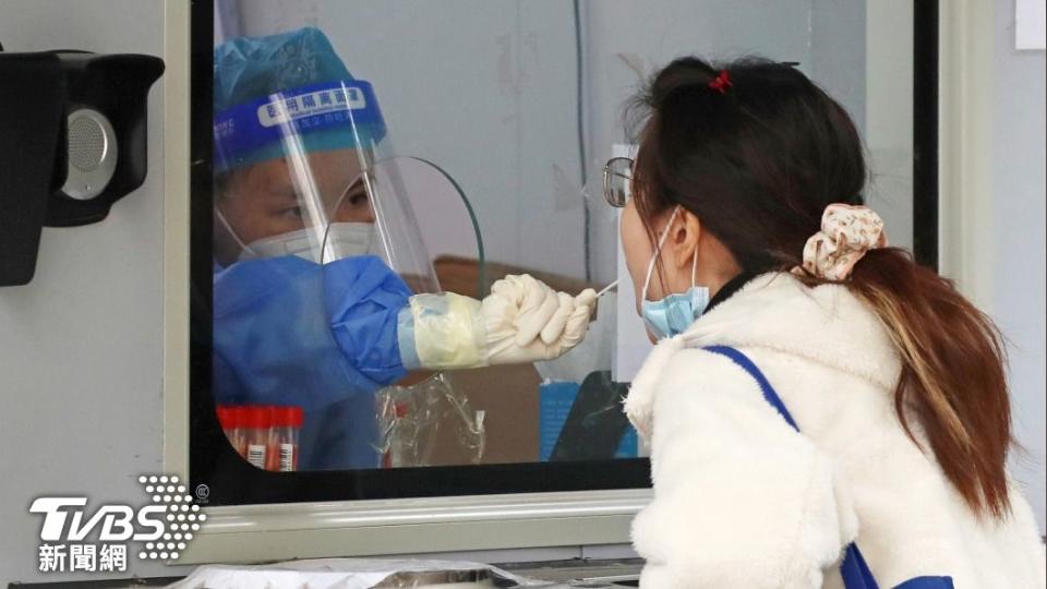 核酸檢測方面，中國政府宣布要糾正一天兩檢、一天三檢等「不科學」的做法。（圖／達志影像美聯社）