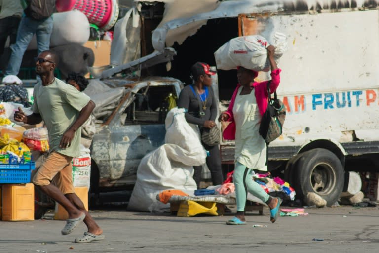 People run after hearing gunshots in Port-au-Price, Haiti, on April 13, 2024 (Clarens SIFFROY)