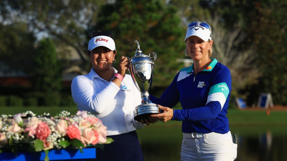 Sorenstam, en la foto a la derecha, presenta el trofeo a la ganadora Lilia Vu en The ANNIKA conducido por Gainbridge en Pelican el 12 de noviembre de 2023. - Mike Ehrmann/Getty Images