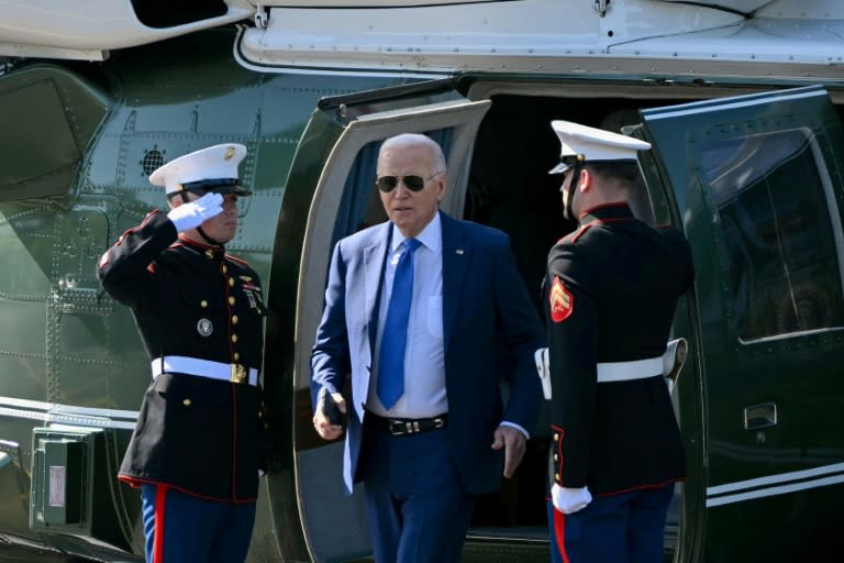 El presidente estadounidense, Joe Biden, baja del Marine One a su llegada a la zona de aterrizaje del Soldier Field en Chicago, Illinois, el 8 de mayo de 2024 (Mandel NGAN)